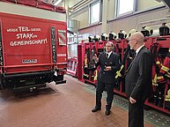 Gemeindewehrführer Matthias Saft zeigt dem Innenminister das Feuerwehrgerätehaus.