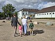 Schulanfänger mit seinen Eltern und seiner Schwester auf dem Weg zur Einschulung.