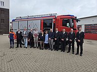 Gruppenfoto mit dem Innenminister, Bürgermeister, Bürgervorsteher, den Fraktionsvorsitzenden und Kameraden der Freiwilligen Feuerwehr.