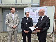 Innenminister Christian Pegel überreicht die Inaussichtstellung auf Förderung für die Teterower Feuerwehr an Bürgermeister Robert Straßburg.