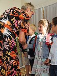Die Mädchen und Jungen wurden von ihrer Klassenleiterin begrüßt.