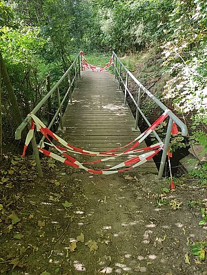 Die Holzbrücke am Neukalener Tunnel ist vorübergehend gesperrt.