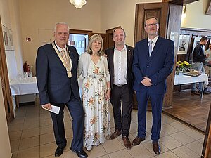 Bürgermeister Andreas Lange mit Frau Astrid, Bürgermeister Toni Köppen aus unserer Partnerstadt Bad Segeberg und Robert Straßburg